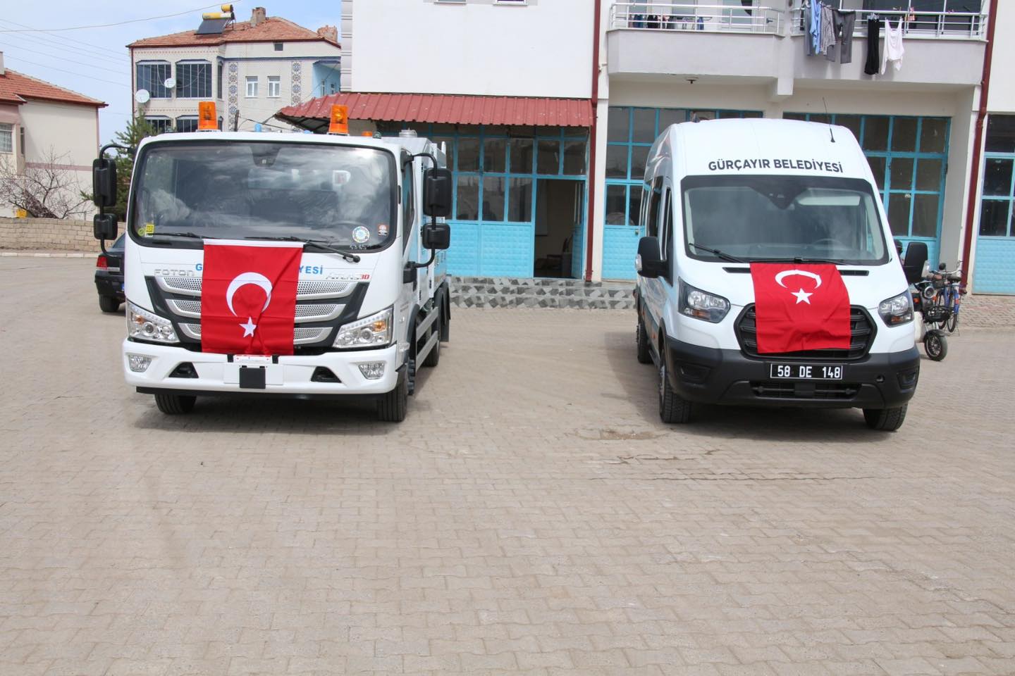 Gürçayır Belediyemize Vidanjör ve Okul Servisi hibe edildi.