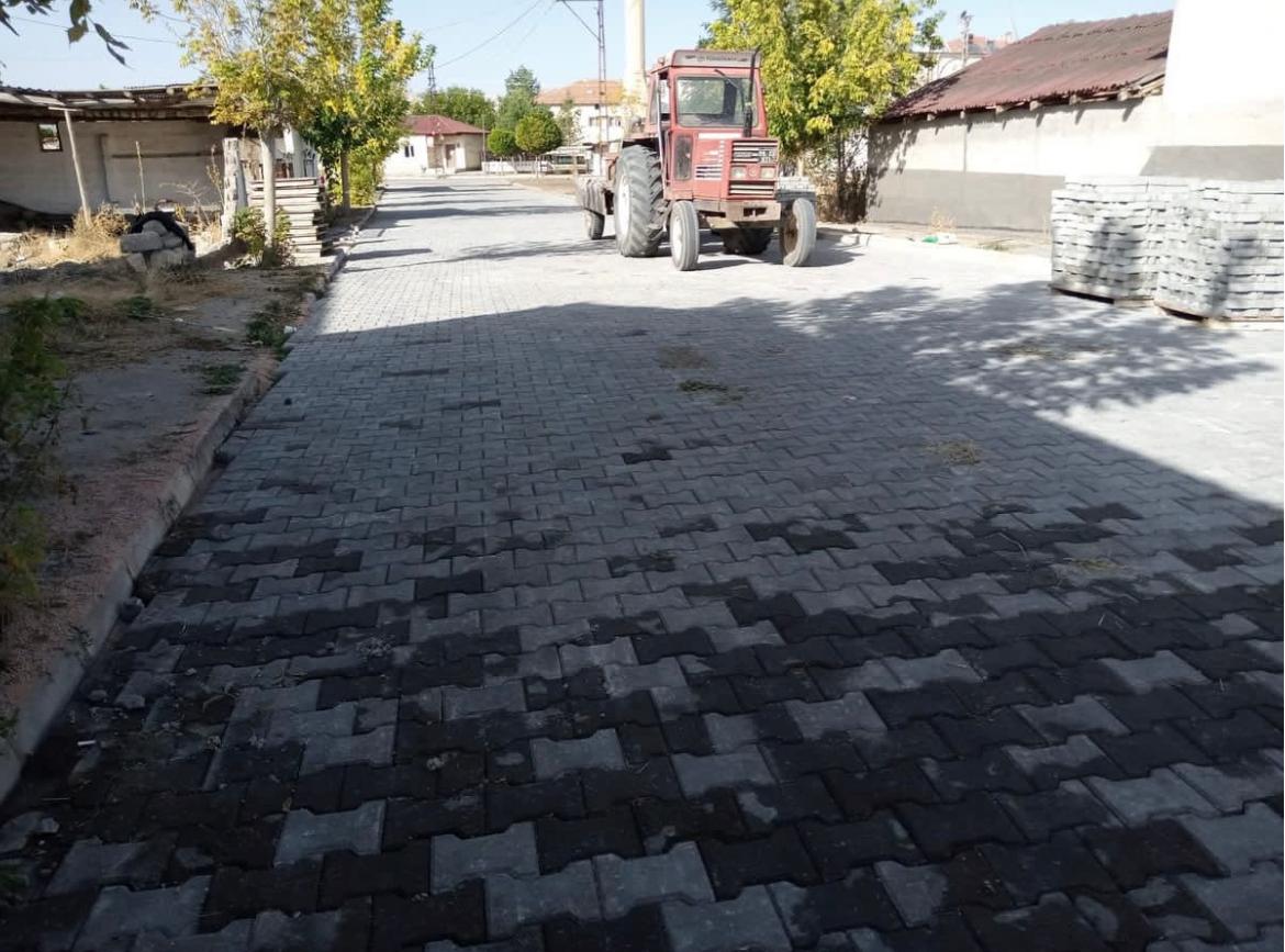 Kasabamız Yeni Mahalle Kızılcakışla Caddesinde üst yapı yol kaldırım çalışmaları ile 10.000 m2 kilit parke